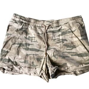 Time and Tru Green and Tan Cargo Shorts with Camouflage Pattern size (xl)